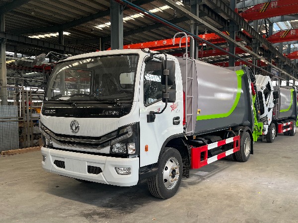 8立方東風(fēng)D7壓縮式垃圾車